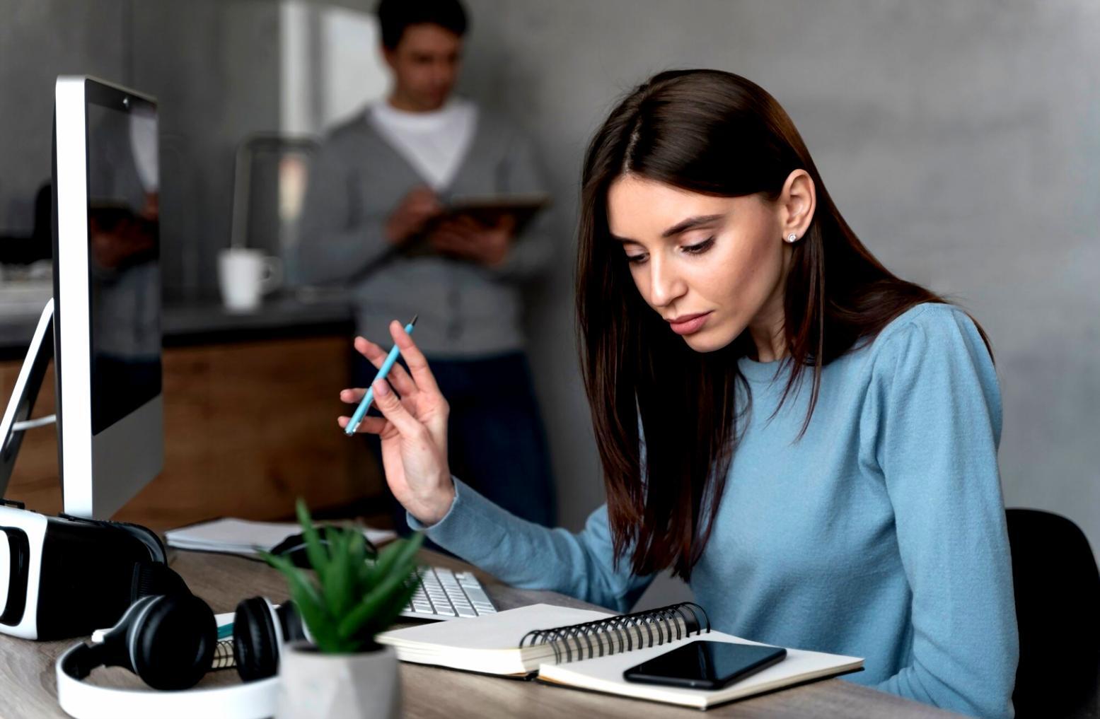 Echipa eonfelarios la lucru într-un spațiu colaborativ